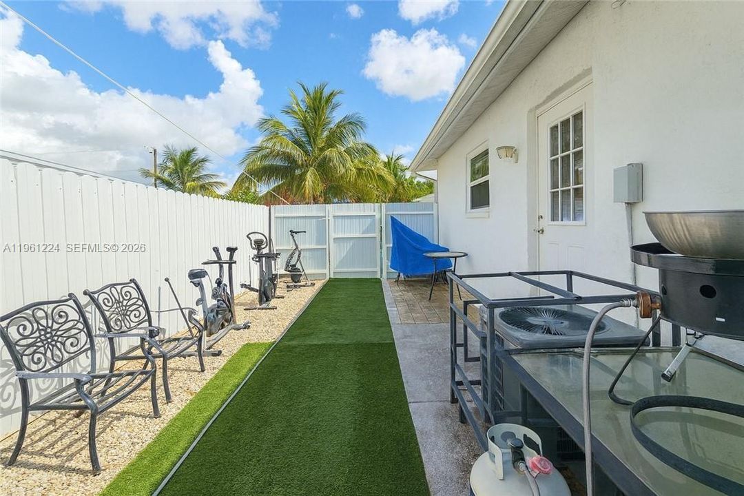 For Sale: $575,000 (4 beds, 3 baths, 1885 Square Feet)