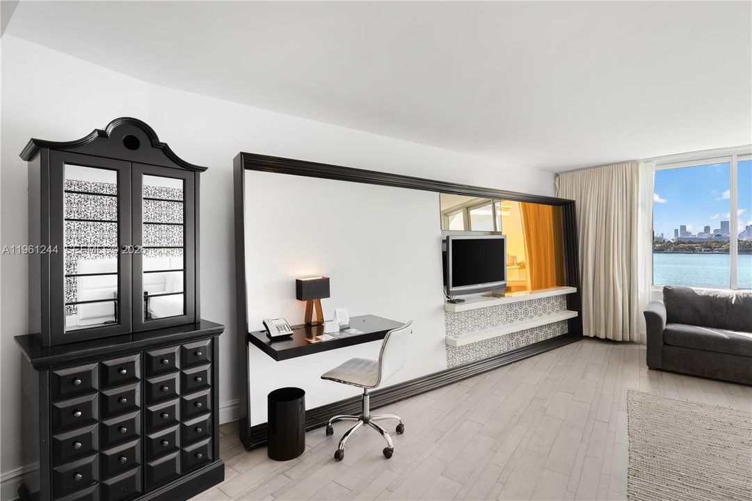 For Sale: $345,000 (0 beds, 1 baths, 530 Square Feet)