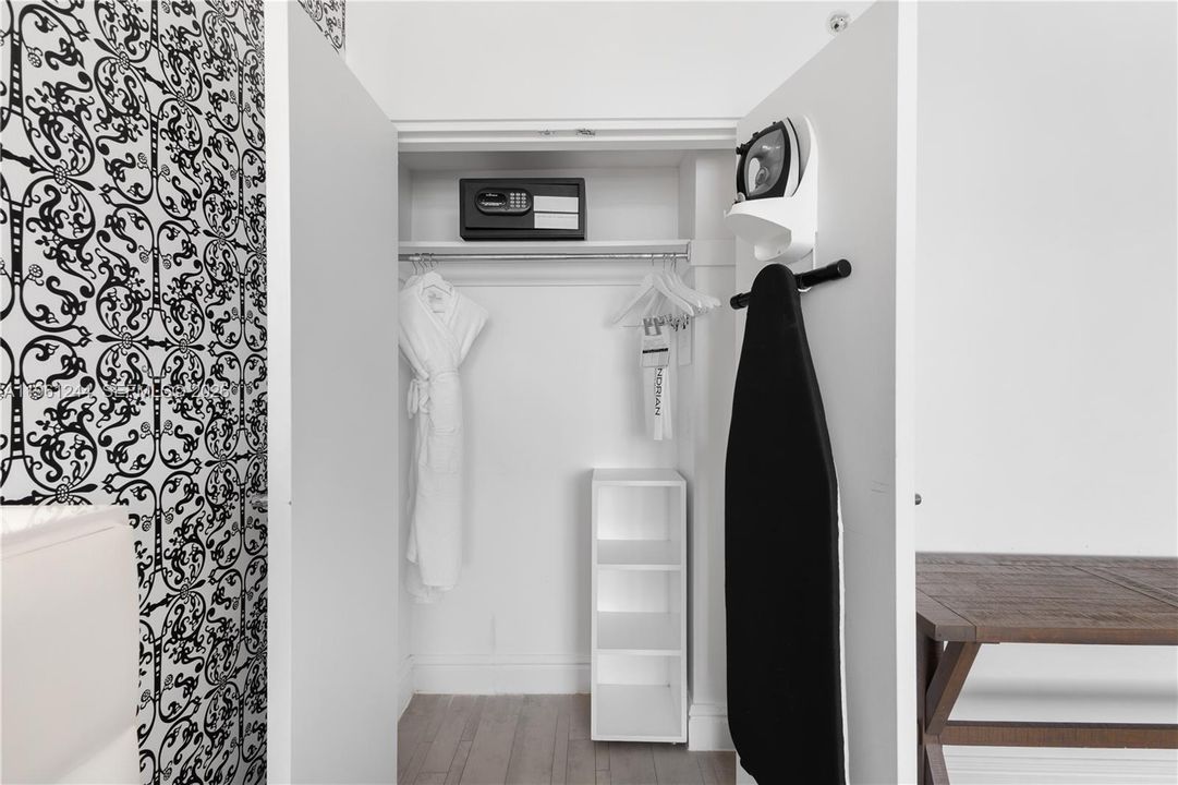 For Sale: $345,000 (0 beds, 1 baths, 530 Square Feet)