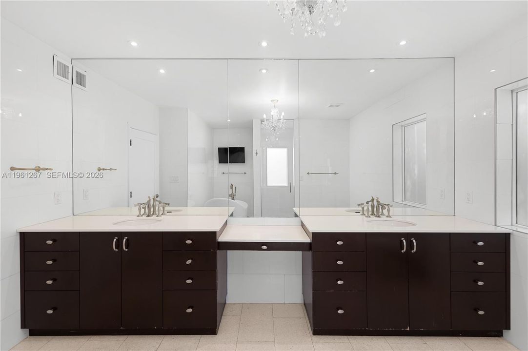 En Venta: $1,800,000 (5 camas, 5 baños, 4881 Pies cuadrados)