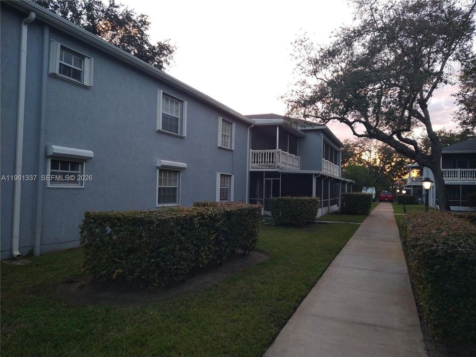 For Sale: $189,500 (2 beds, 2 baths, 1140 Square Feet)