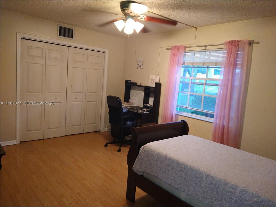 For Sale: $189,500 (2 beds, 2 baths, 1140 Square Feet)