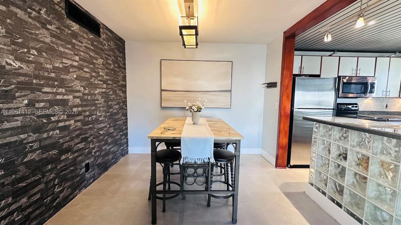 Active With Contract: $255,000 (2 beds, 2 baths, 1056 Square Feet)