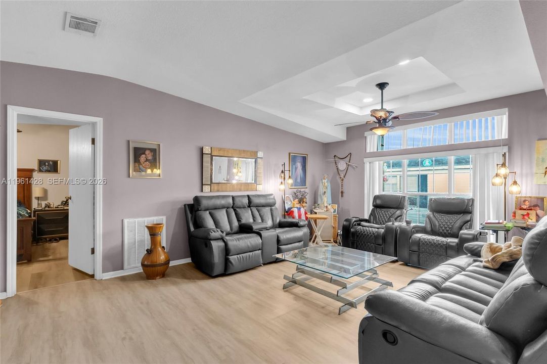 На продажу: $315,000 (3 спален, 2 ванн, 1690 Квадратных фут)