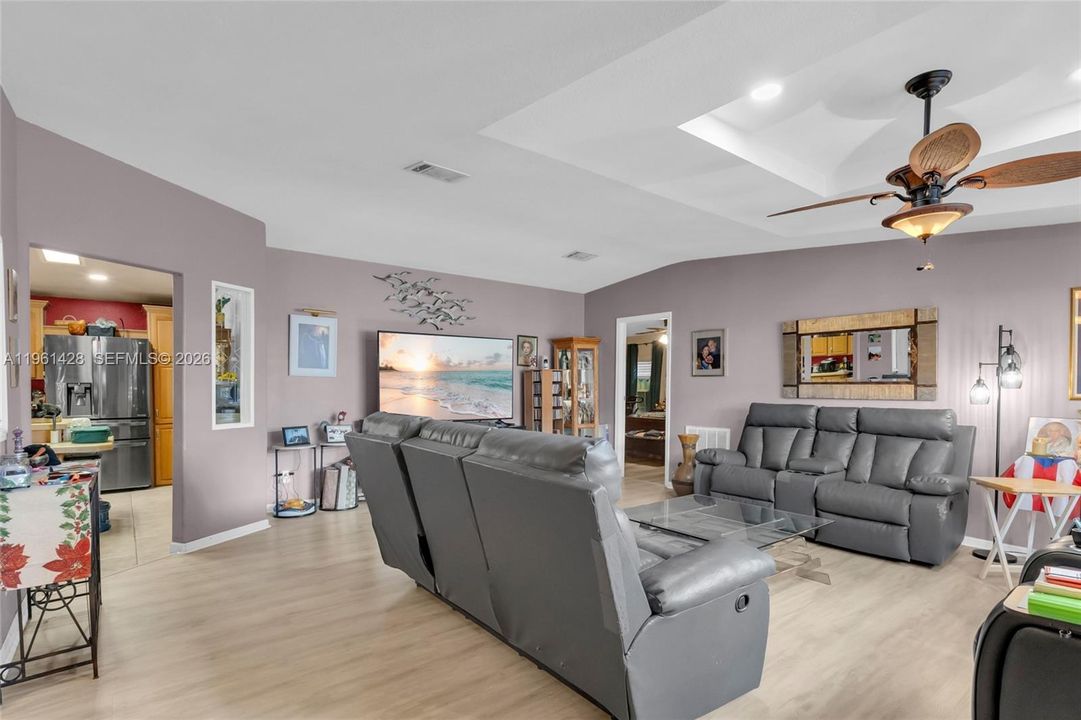 На продажу: $315,000 (3 спален, 2 ванн, 1690 Квадратных фут)