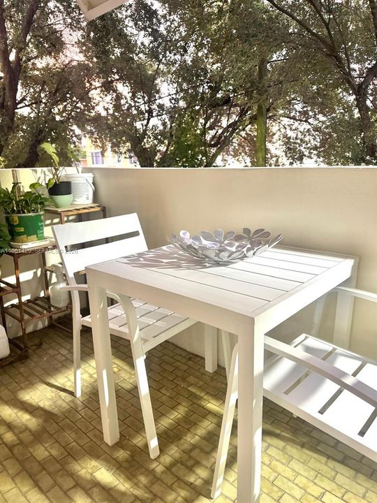 For Sale: $265,000 (2 beds, 1 baths, 660 Square Feet)