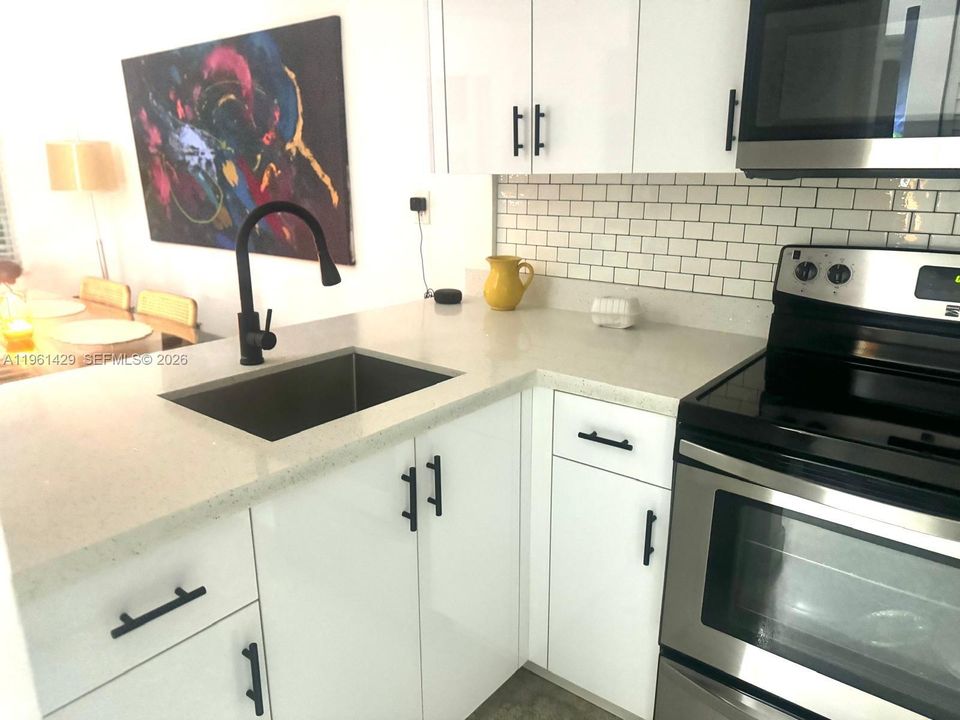 For Sale: $265,000 (2 beds, 1 baths, 660 Square Feet)