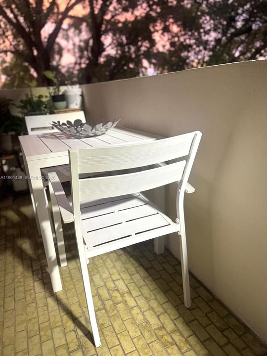 For Sale: $265,000 (2 beds, 1 baths, 660 Square Feet)