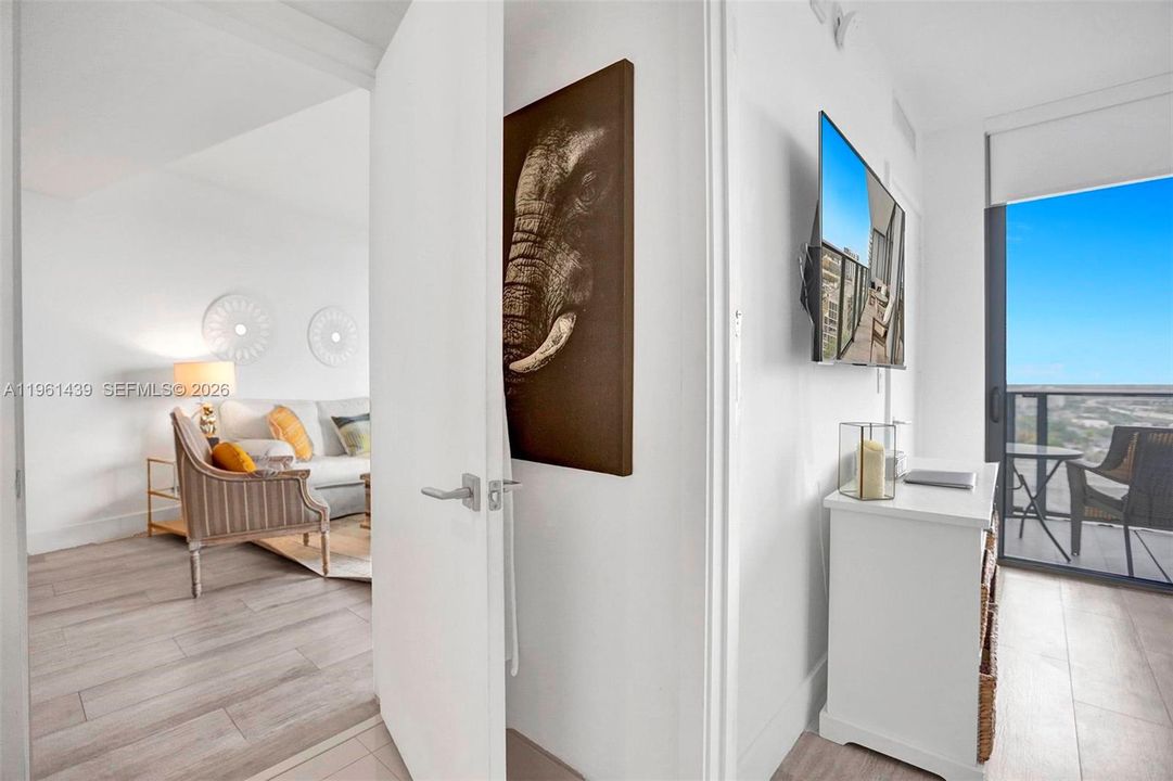 For Sale: $489,900 (1 beds, 1 baths, 681 Square Feet)