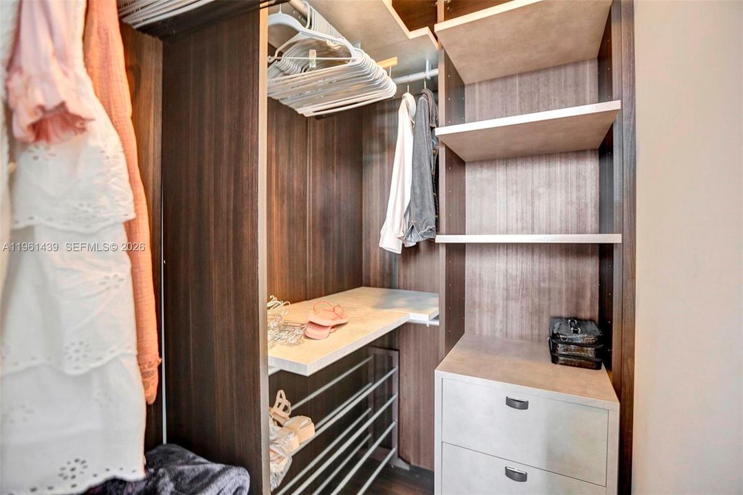 For Sale: $489,900 (1 beds, 1 baths, 681 Square Feet)