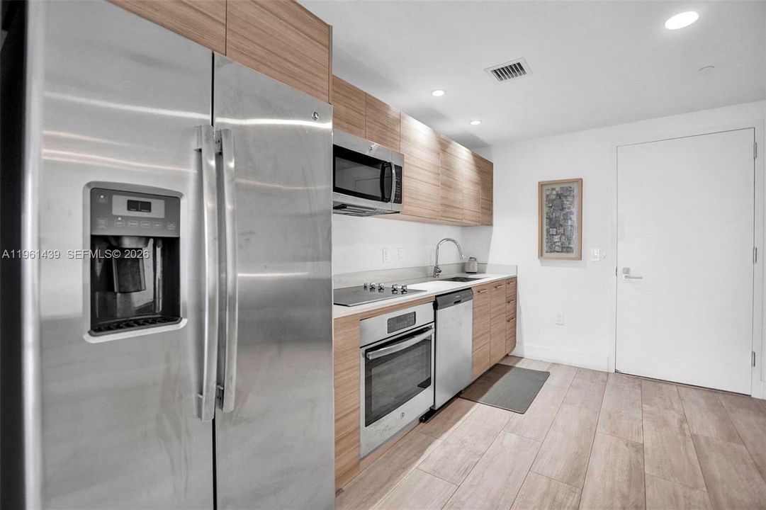For Sale: $489,900 (1 beds, 1 baths, 681 Square Feet)