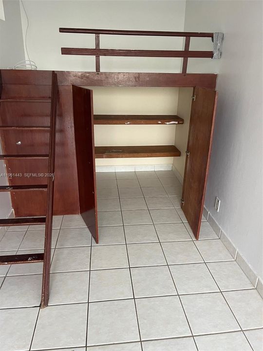 For Sale: $200,000 (1 beds, 1 baths, 640 Square Feet)