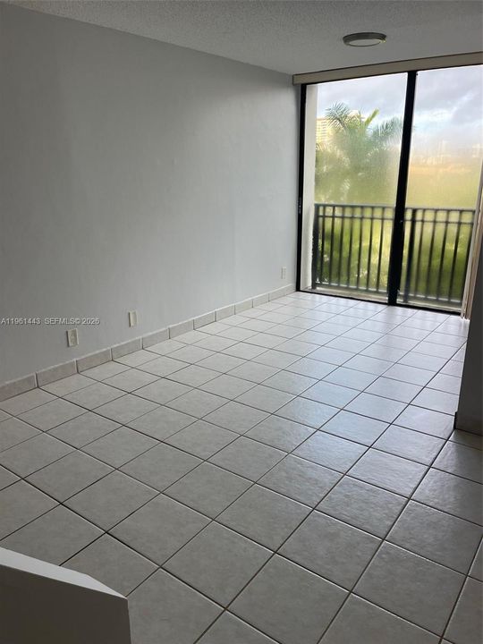 For Sale: $200,000 (1 beds, 1 baths, 640 Square Feet)