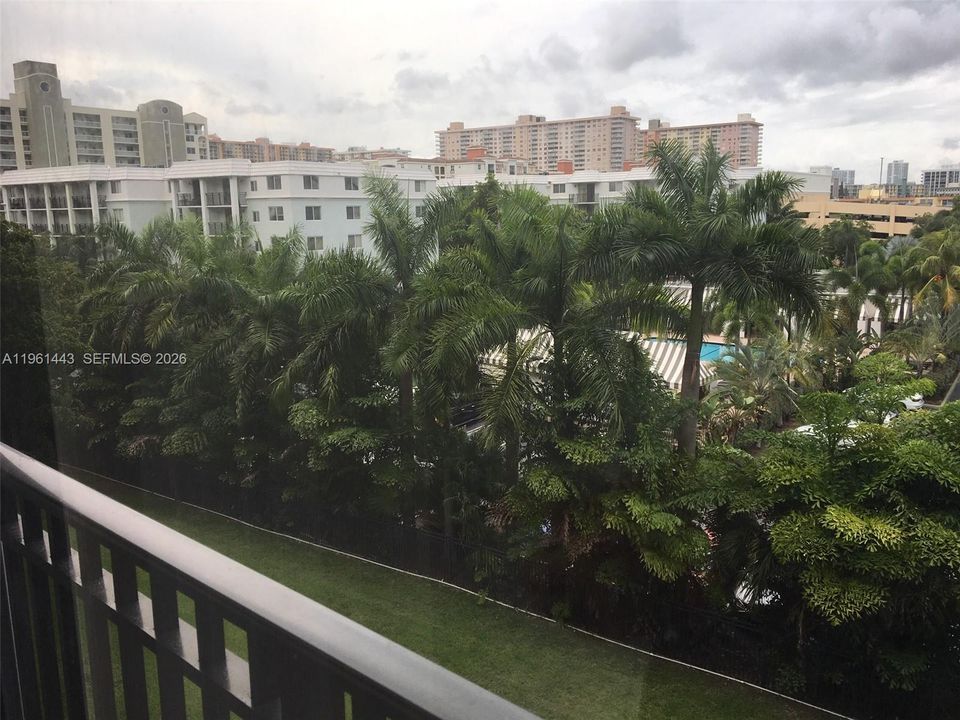 For Sale: $200,000 (1 beds, 1 baths, 640 Square Feet)