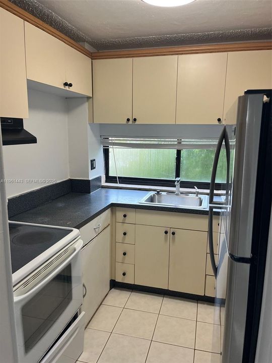 For Sale: $200,000 (1 beds, 1 baths, 640 Square Feet)