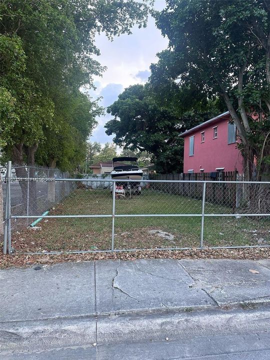 En Venta: $130,000 (0.06 acres)
