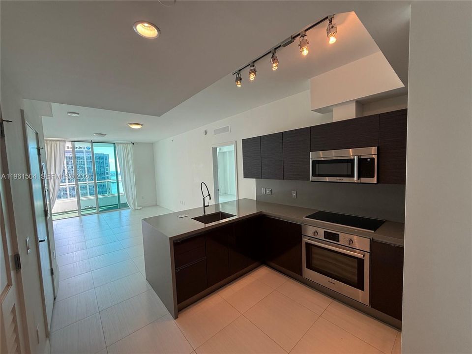 For Sale: $634,000 (1 beds, 1 baths, 830 Square Feet)