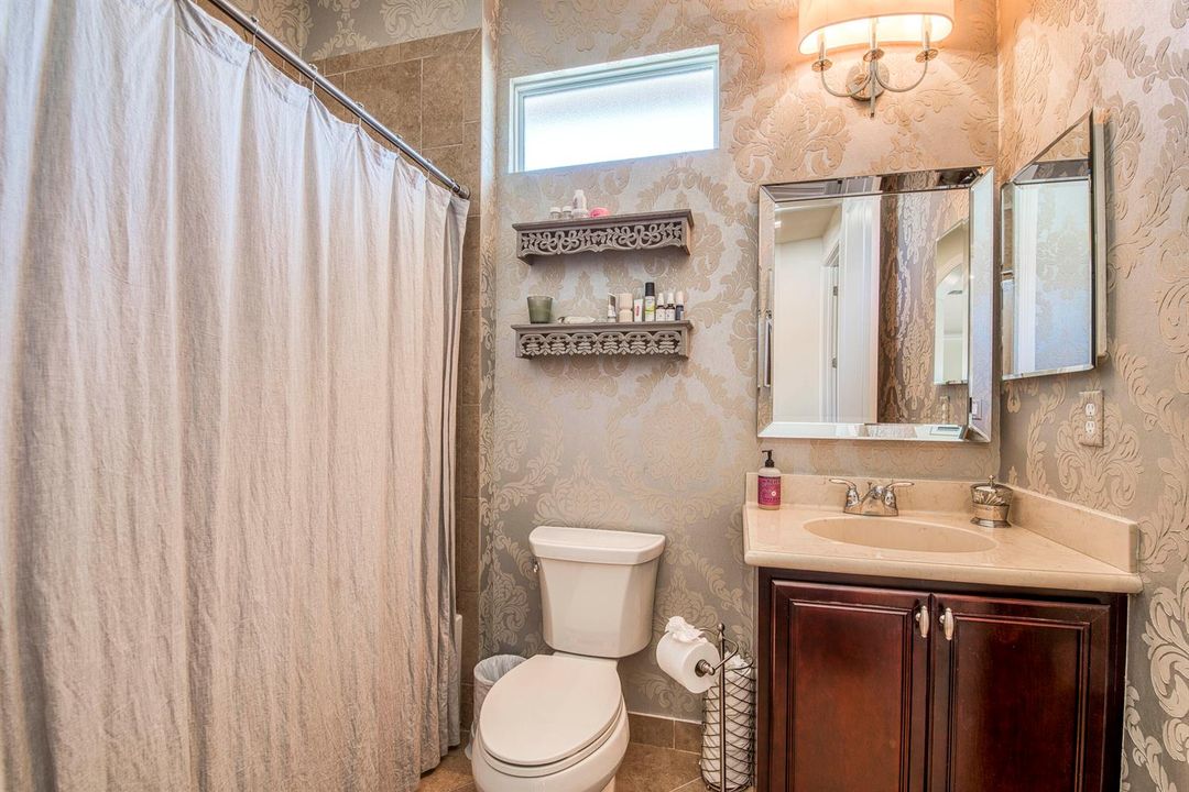 Upstairs Guest Bath 4