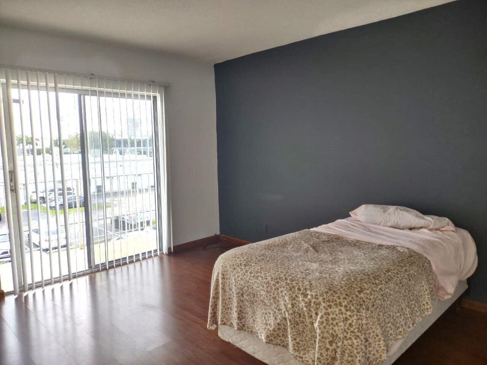 Hallandale Mariana 8