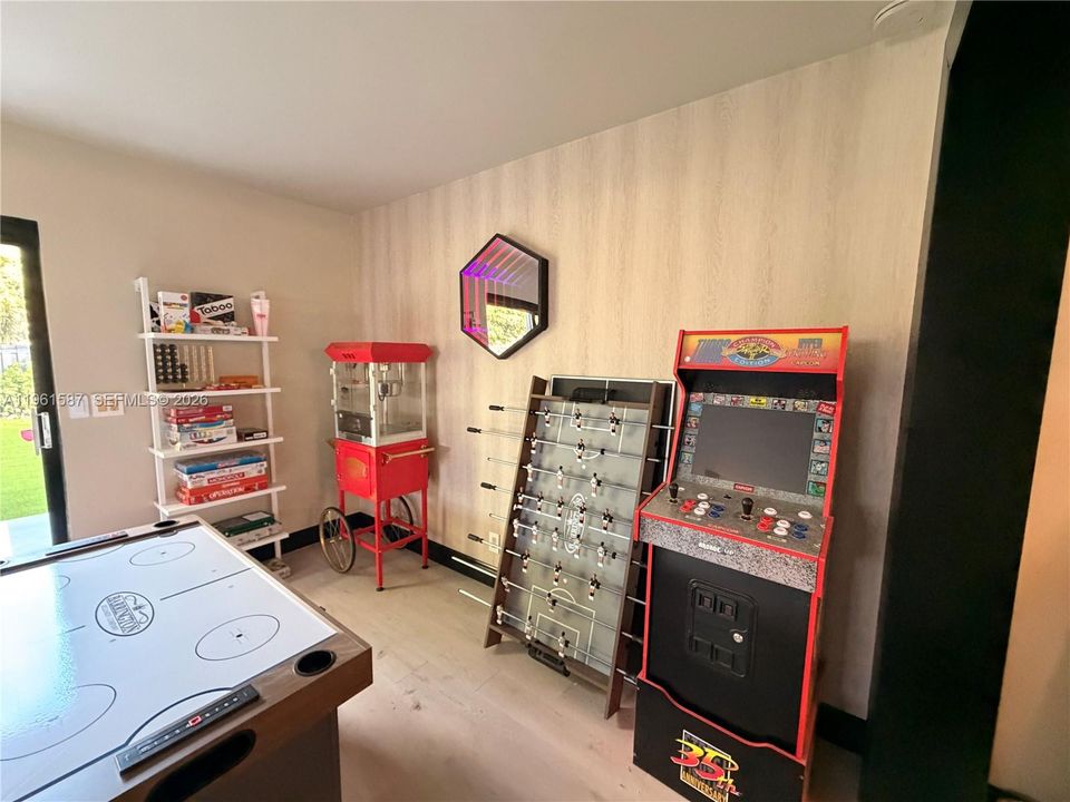 В аренду: $7,200 (4 спален, 3 ванн, 1625 Квадратных фут)