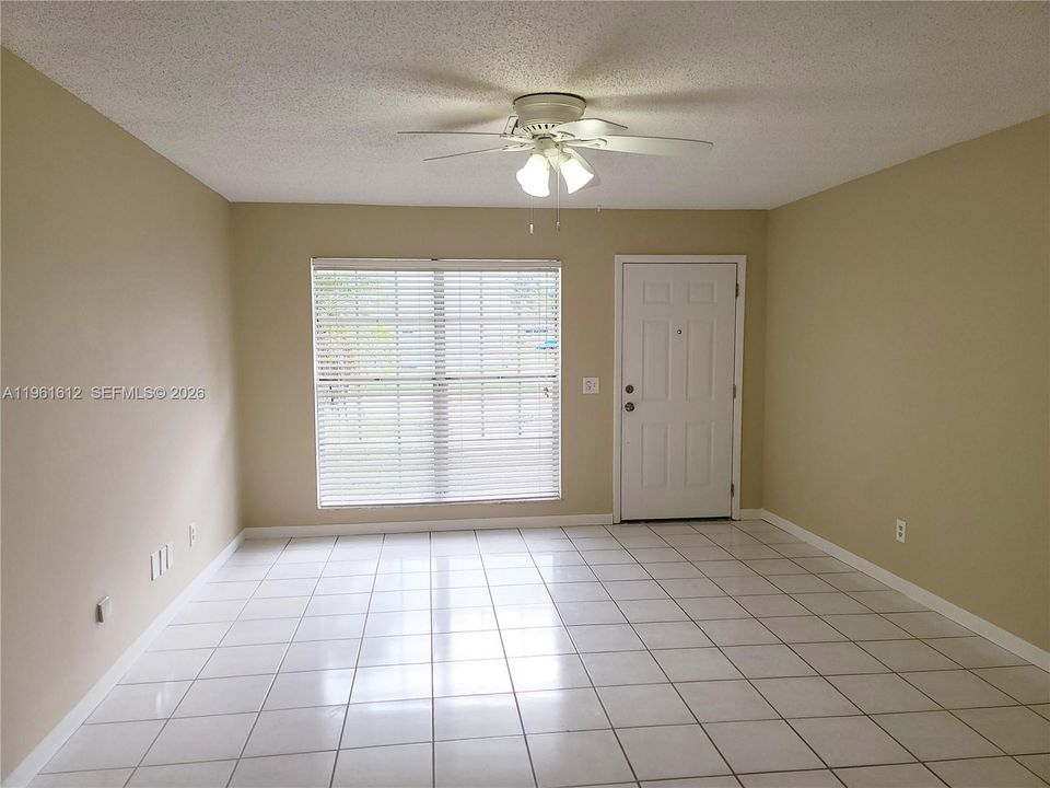 合同活跃: $2,025 (3 贝兹, 2 浴室, 1263 平方英尺)