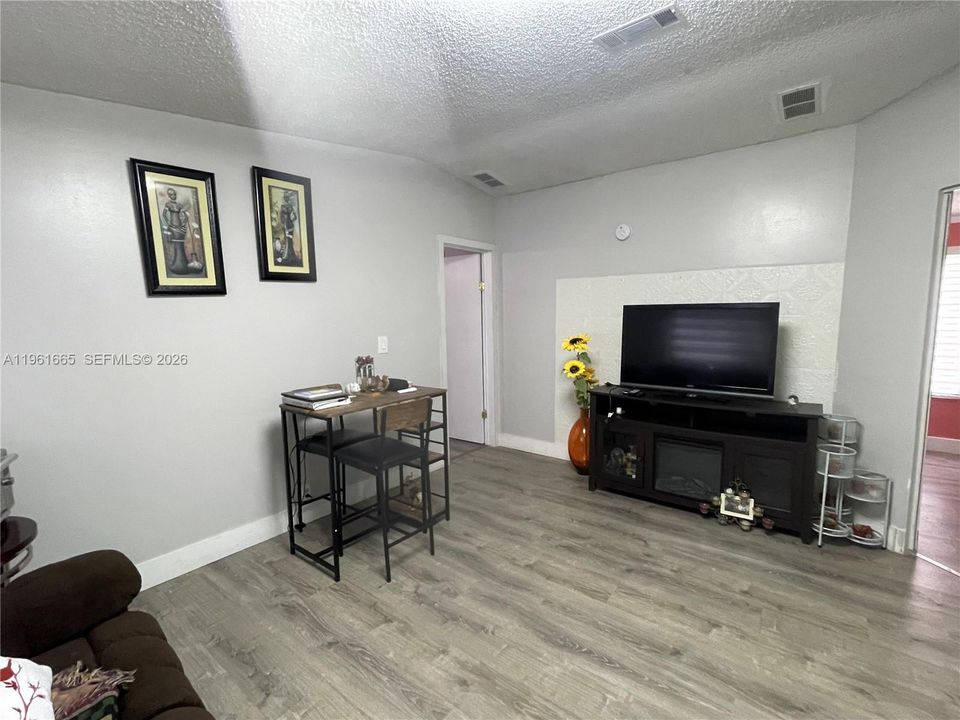 En Venta: $290,000 (3 camas, 2 baños, 1430 Pies cuadrados)