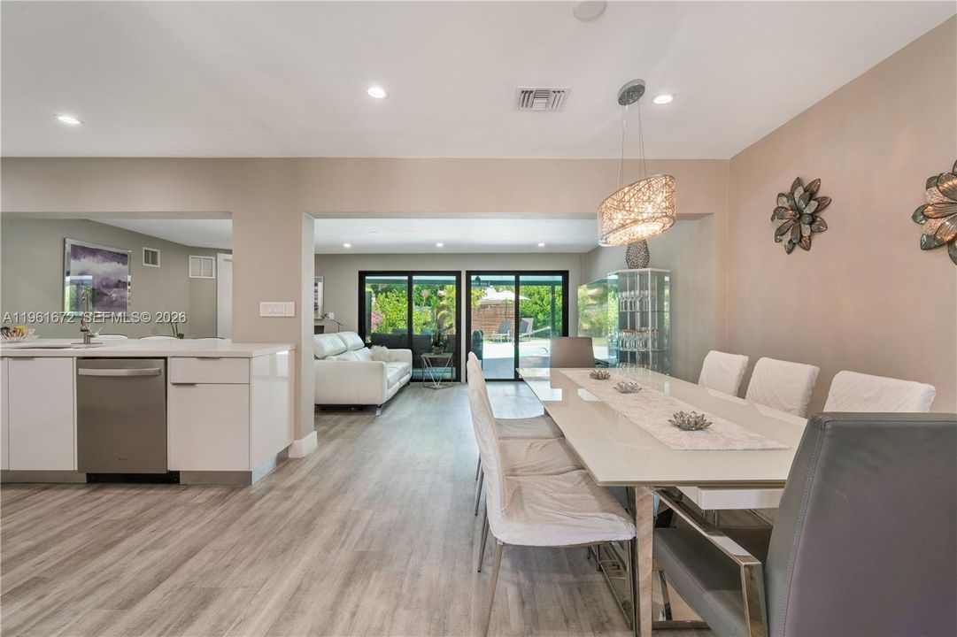 For Sale: $1,037,000 (3 beds, 3 baths, 2194 Square Feet)
