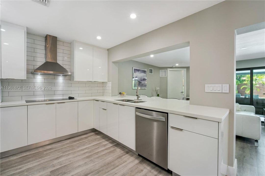 For Sale: $1,037,000 (3 beds, 3 baths, 2194 Square Feet)