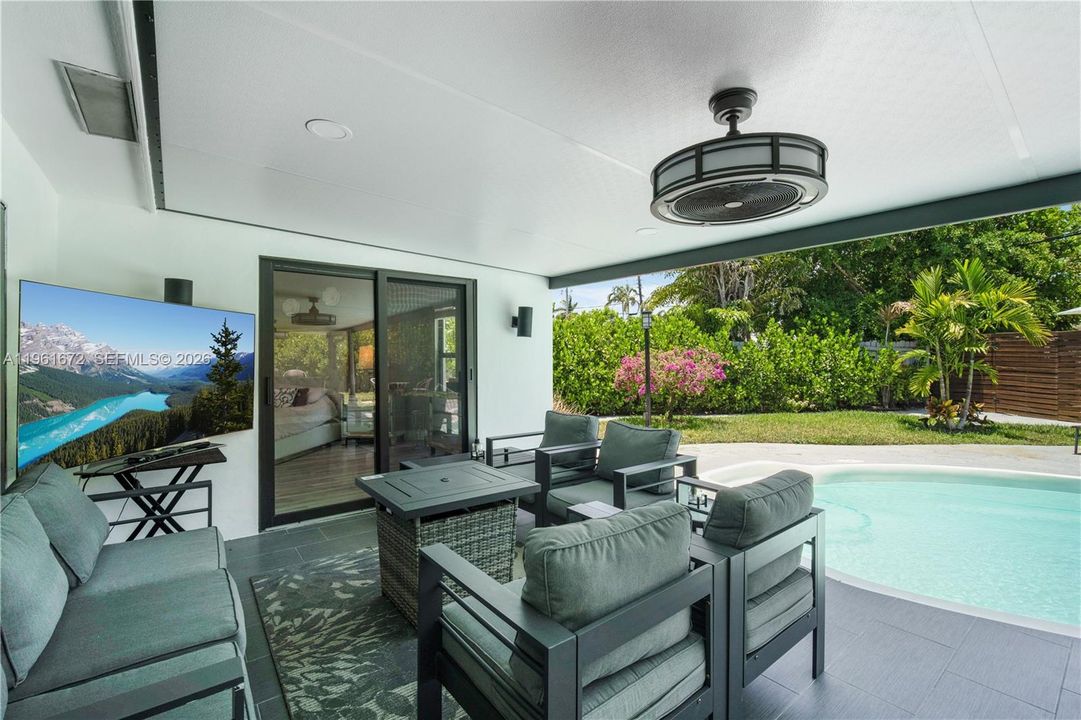 For Sale: $1,037,000 (3 beds, 3 baths, 2194 Square Feet)