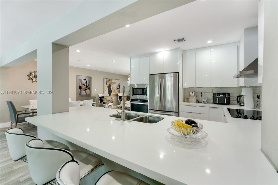 For Sale: $1,037,000 (3 beds, 3 baths, 2194 Square Feet)