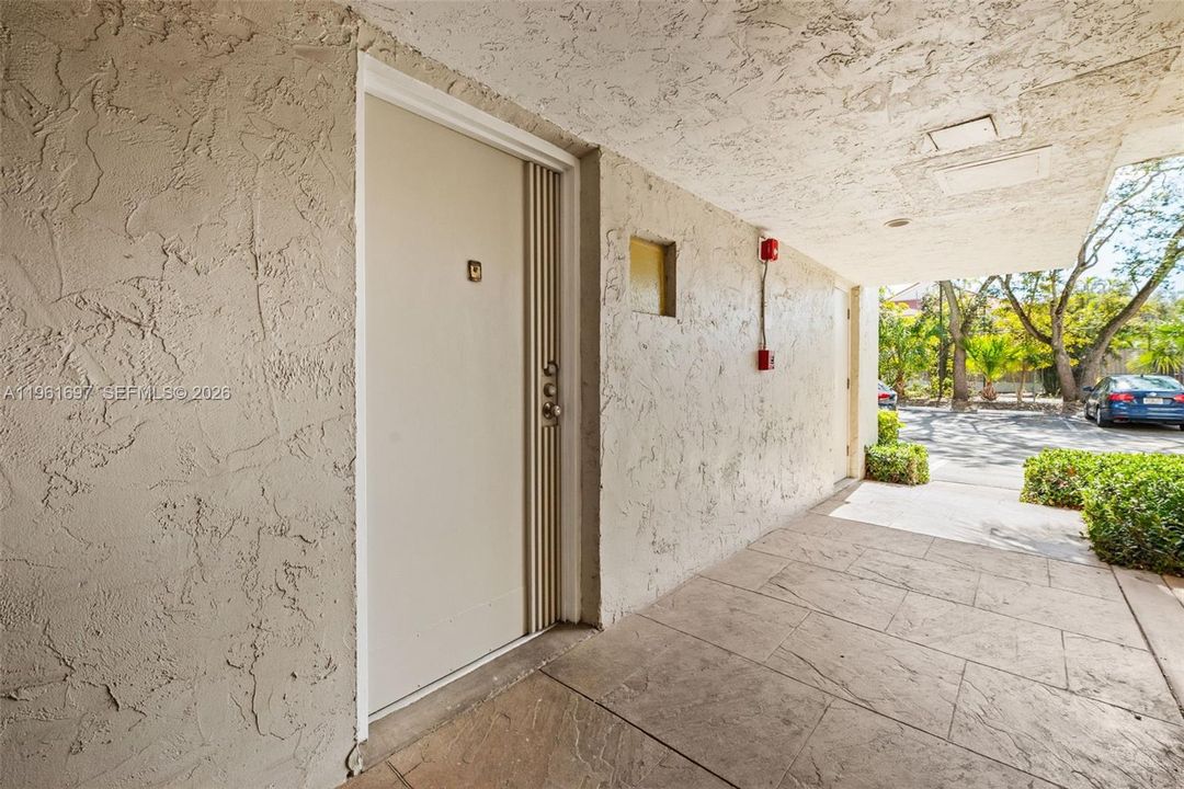 Под контрактом: $284,995 (1 спален, 1 ванн, 852 Квадратных фут)