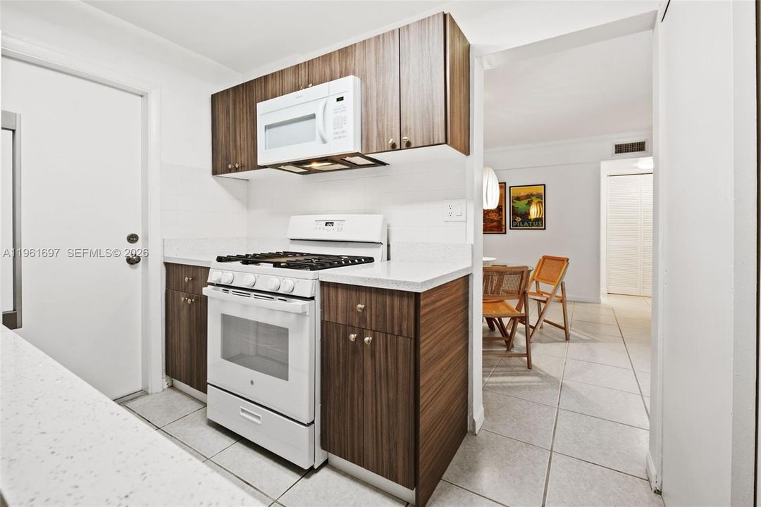 Под контрактом: $284,995 (1 спален, 1 ванн, 852 Квадратных фут)