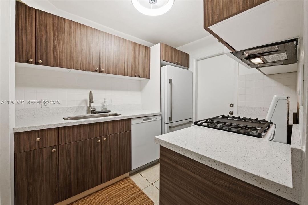 Под контрактом: $284,995 (1 спален, 1 ванн, 852 Квадратных фут)