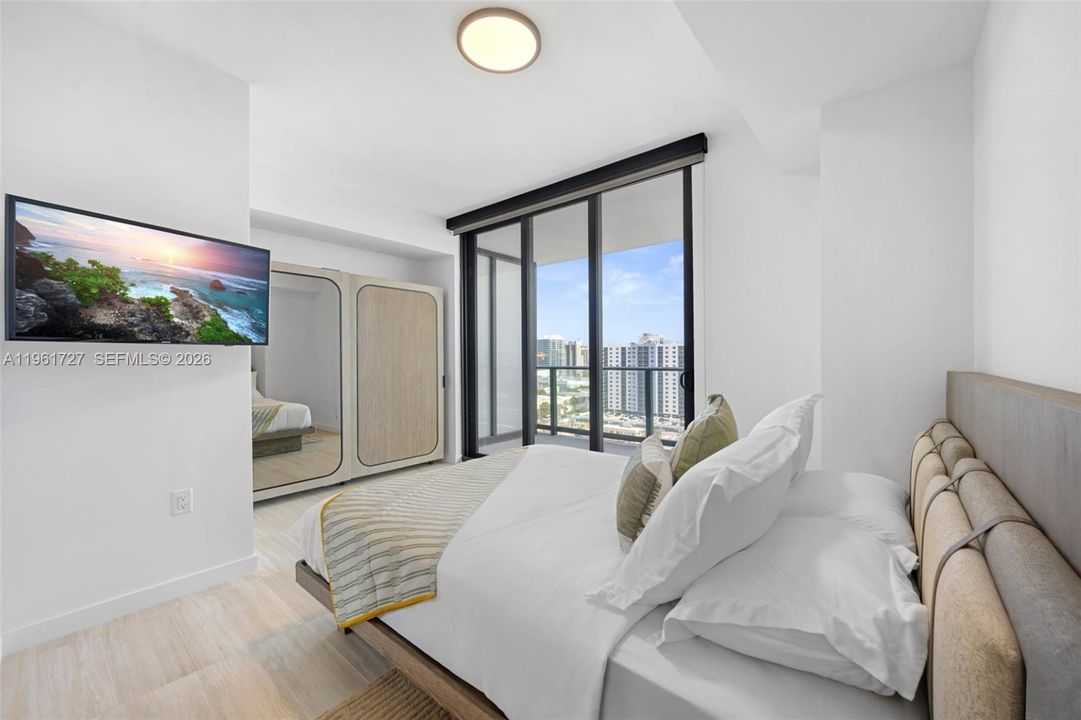 For Sale: $1,520,000 (2 beds, 2 baths, 813 Square Feet)