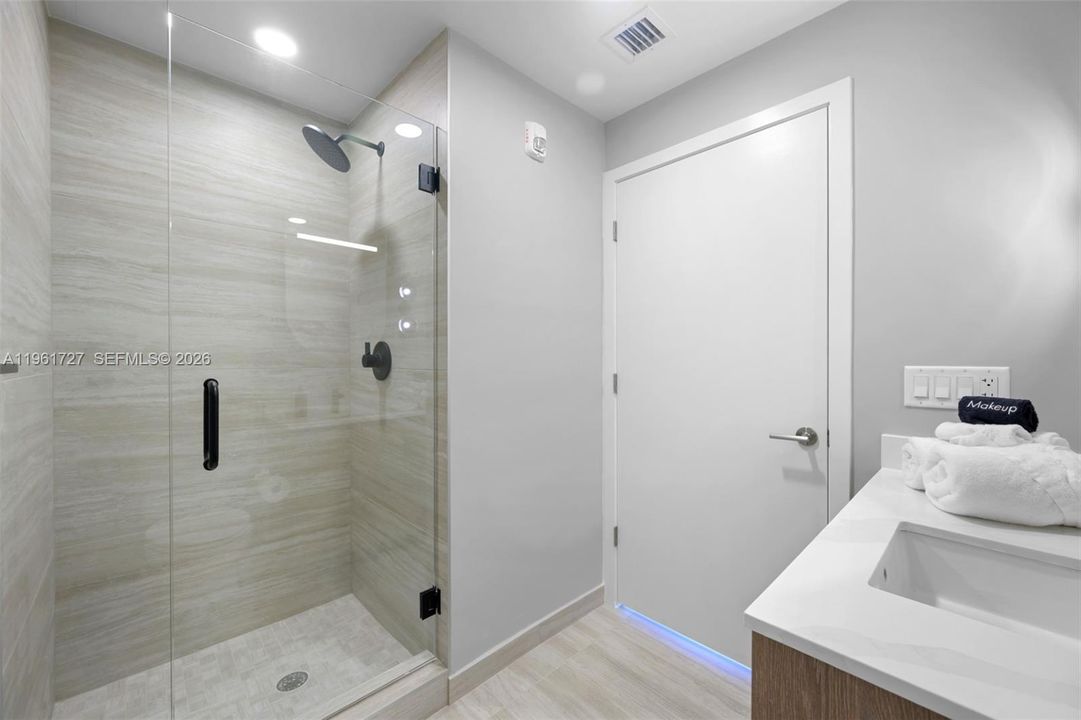 For Sale: $1,520,000 (2 beds, 2 baths, 813 Square Feet)