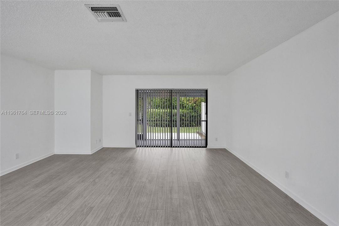 В аренду: $2,200 (3 спален, 2 ванн, 1303 Квадратных фут)