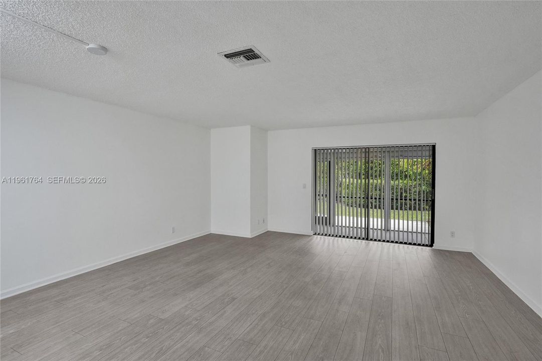 В аренду: $2,200 (3 спален, 2 ванн, 1303 Квадратных фут)