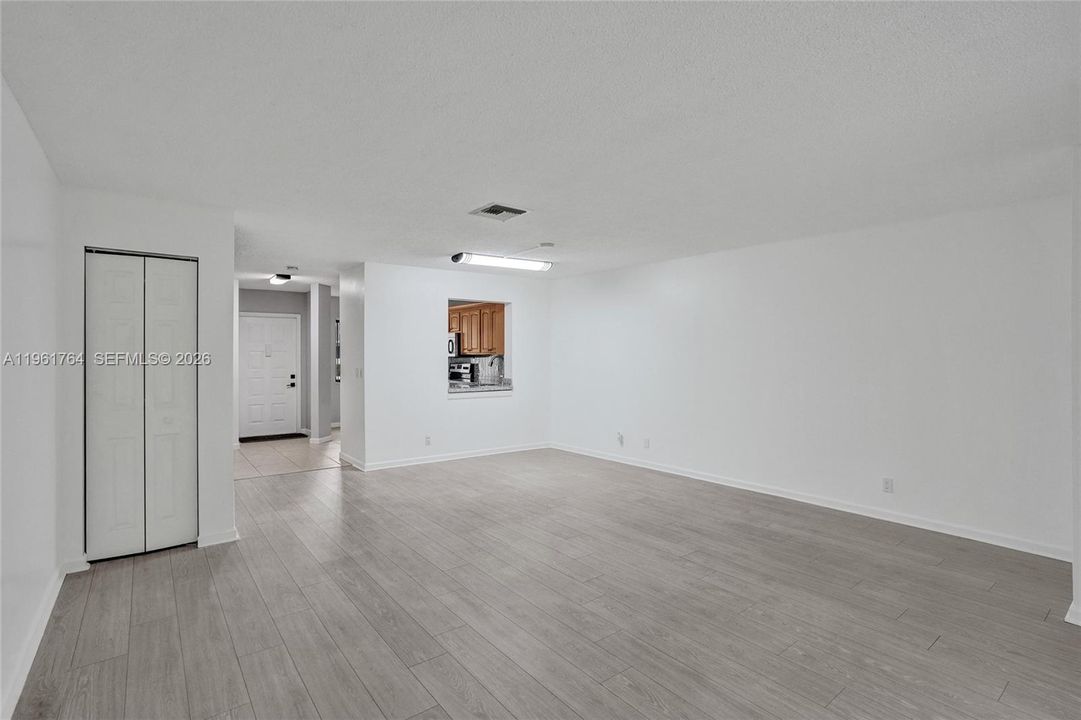 В аренду: $2,200 (3 спален, 2 ванн, 1303 Квадратных фут)