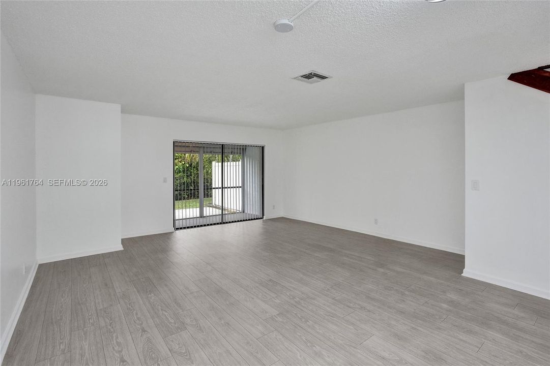 В аренду: $2,200 (3 спален, 2 ванн, 1303 Квадратных фут)