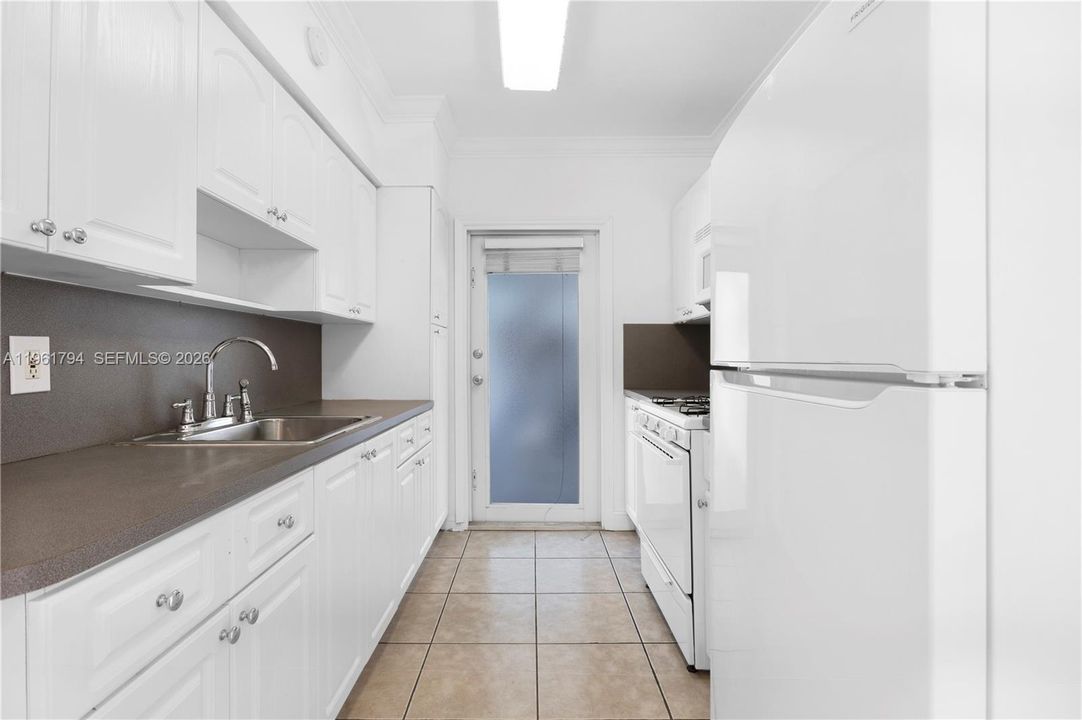 For Sale: $275,000 (1 beds, 1 baths, 738 Square Feet)