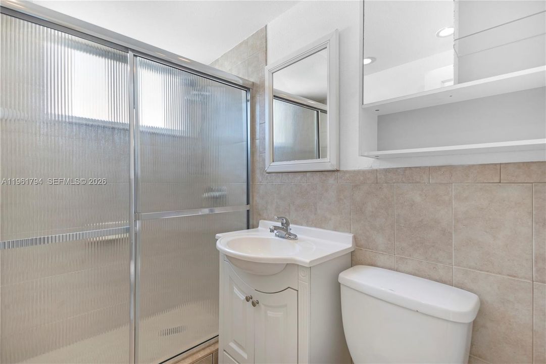 For Sale: $275,000 (1 beds, 1 baths, 738 Square Feet)