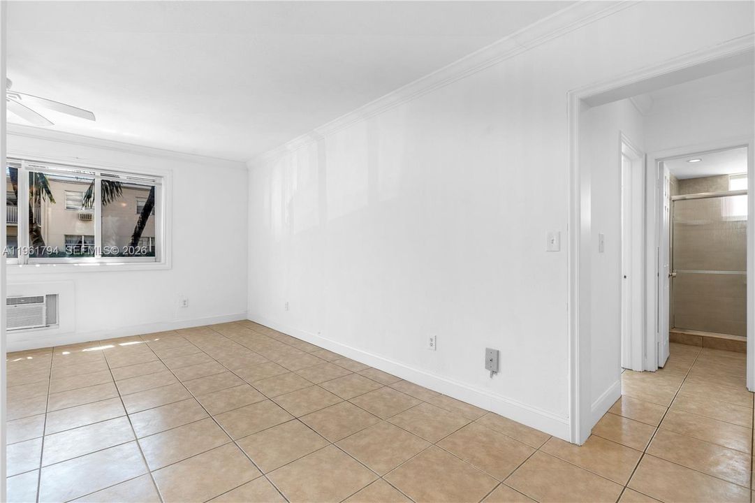 For Sale: $275,000 (1 beds, 1 baths, 738 Square Feet)