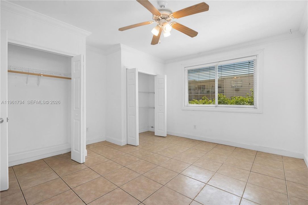 For Sale: $275,000 (1 beds, 1 baths, 738 Square Feet)