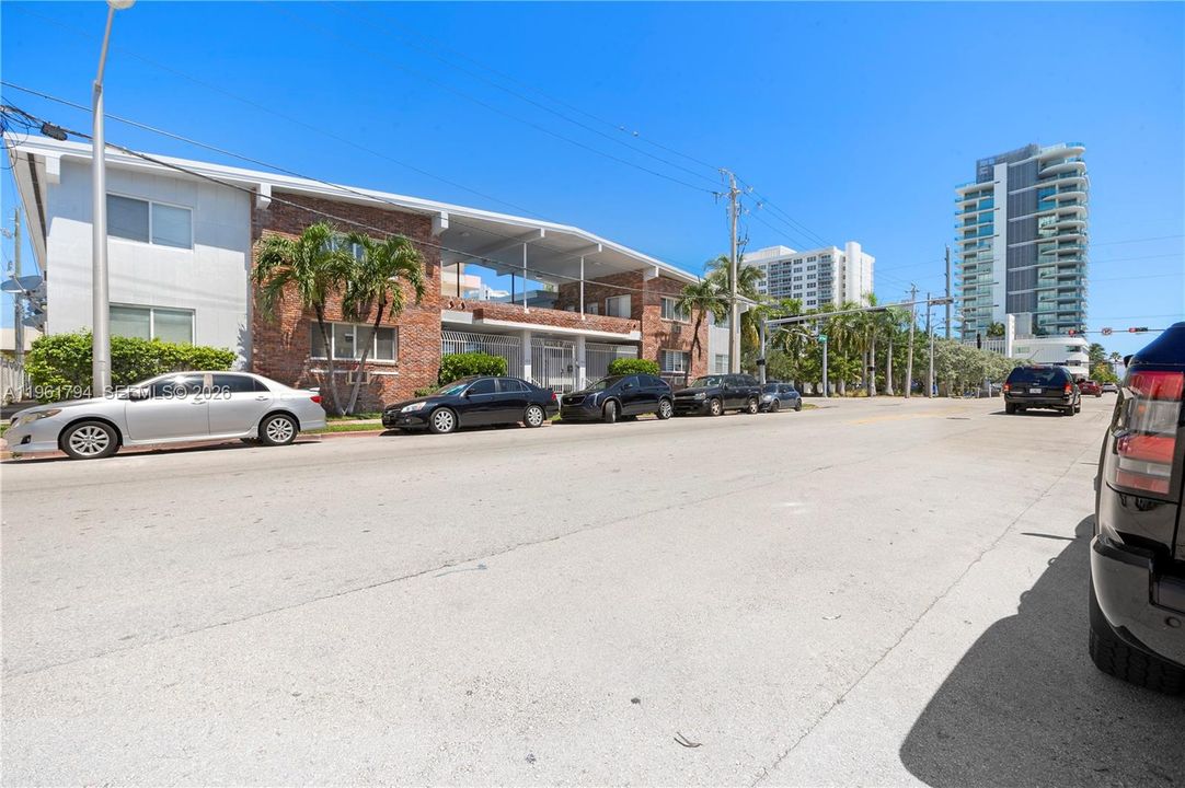 For Sale: $275,000 (1 beds, 1 baths, 738 Square Feet)