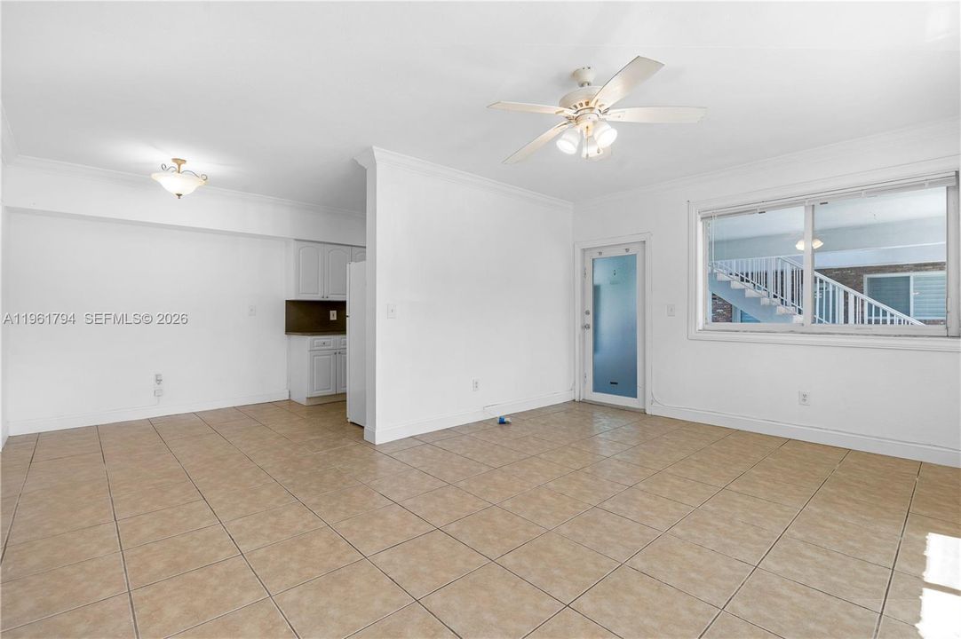 For Sale: $275,000 (1 beds, 1 baths, 738 Square Feet)
