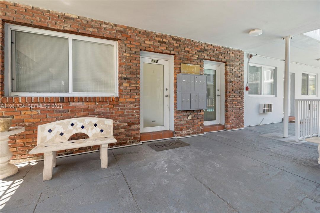 For Sale: $275,000 (1 beds, 1 baths, 738 Square Feet)