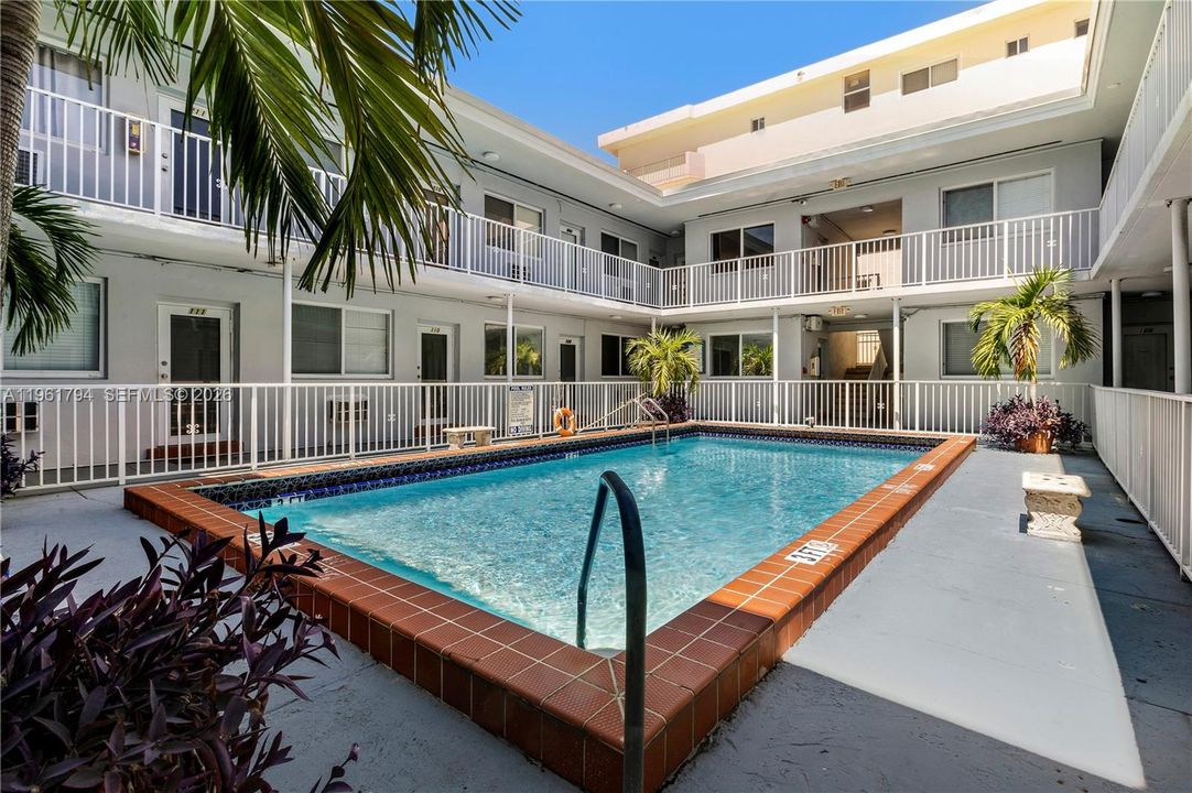 For Sale: $275,000 (1 beds, 1 baths, 738 Square Feet)