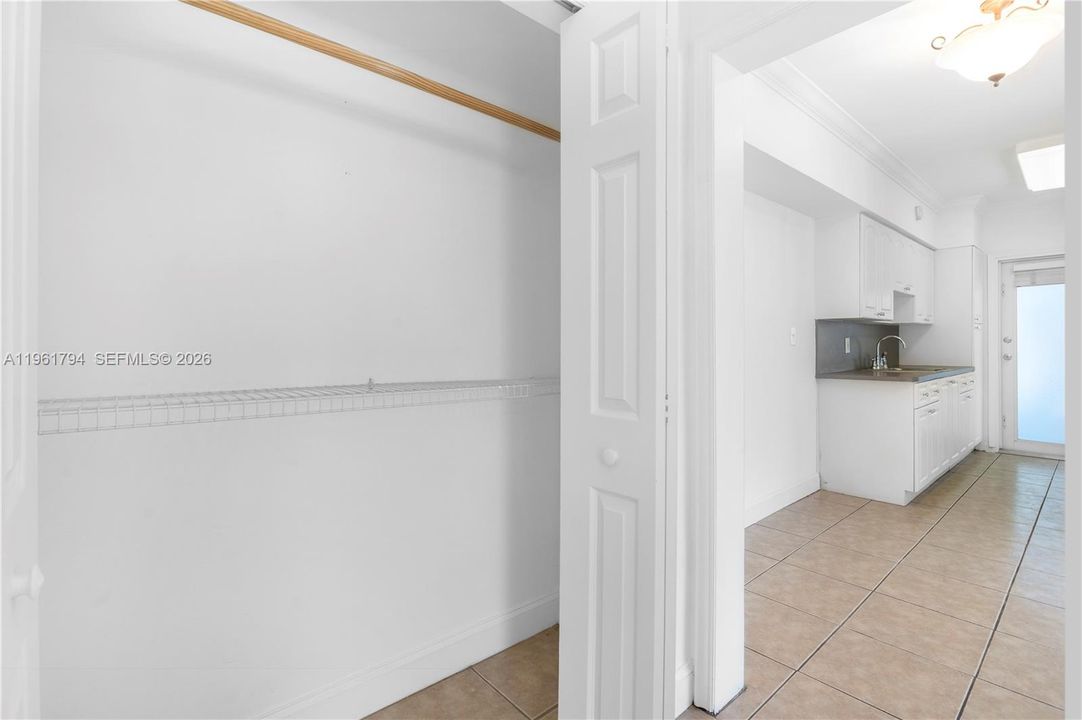 For Sale: $275,000 (1 beds, 1 baths, 738 Square Feet)