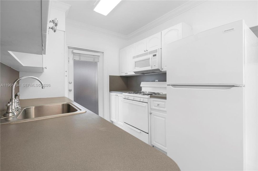 For Sale: $275,000 (1 beds, 1 baths, 738 Square Feet)