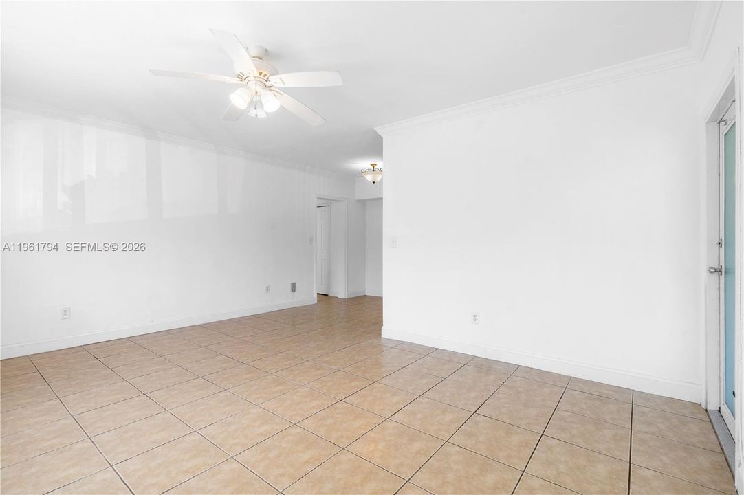 For Sale: $275,000 (1 beds, 1 baths, 738 Square Feet)